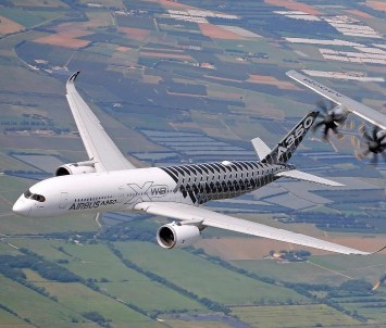 Ein Airbus-Flugzeug am Himmel