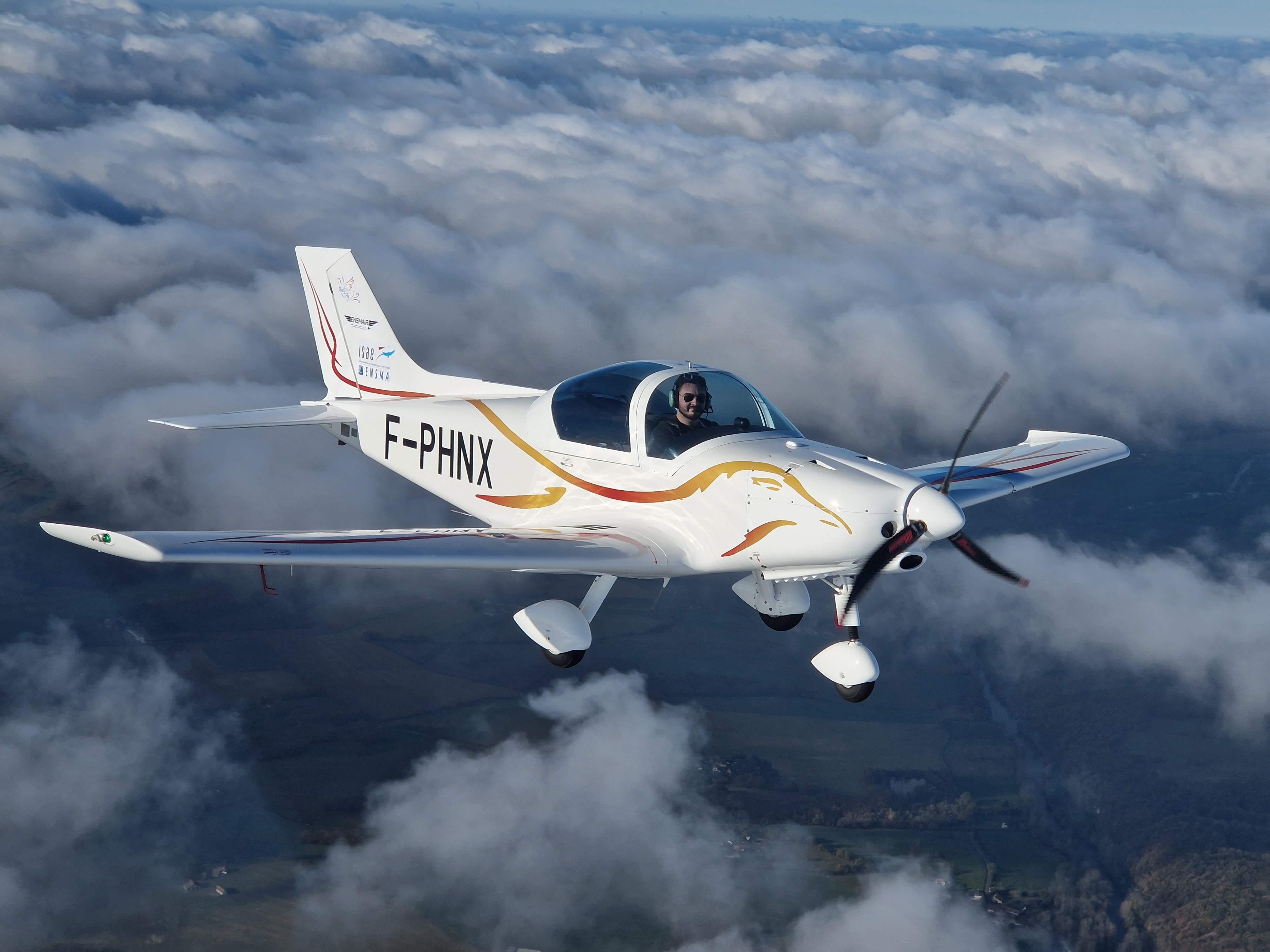 Flugzeug in den Wolken