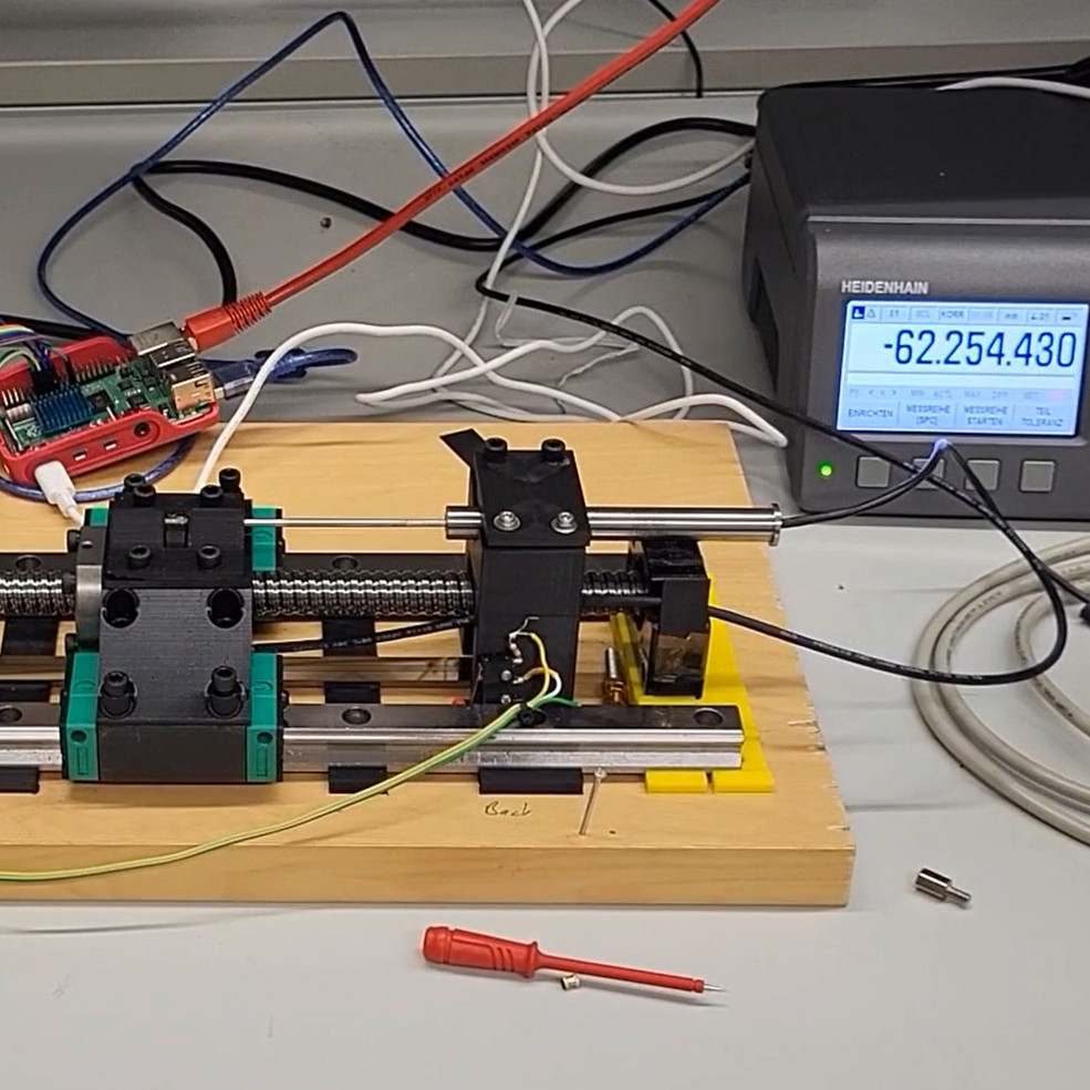 Testlauf des LVDT-Prüfstands im ILS-Labor